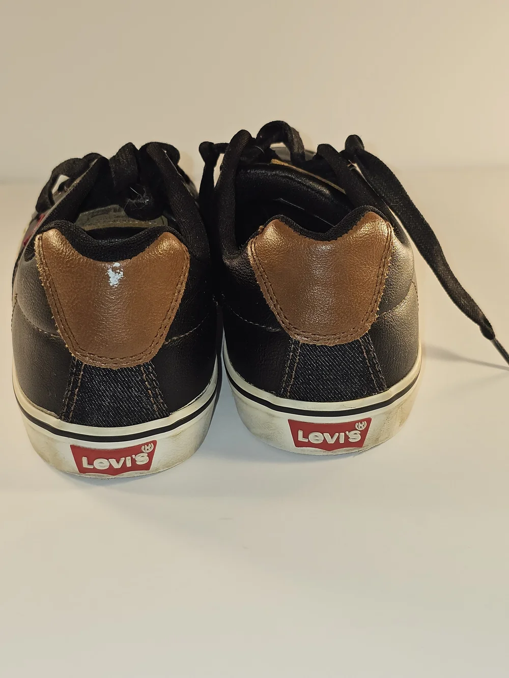 Levi’s Black Synthetic Leather Low Top Sneakers Men’s 10 Red Tab